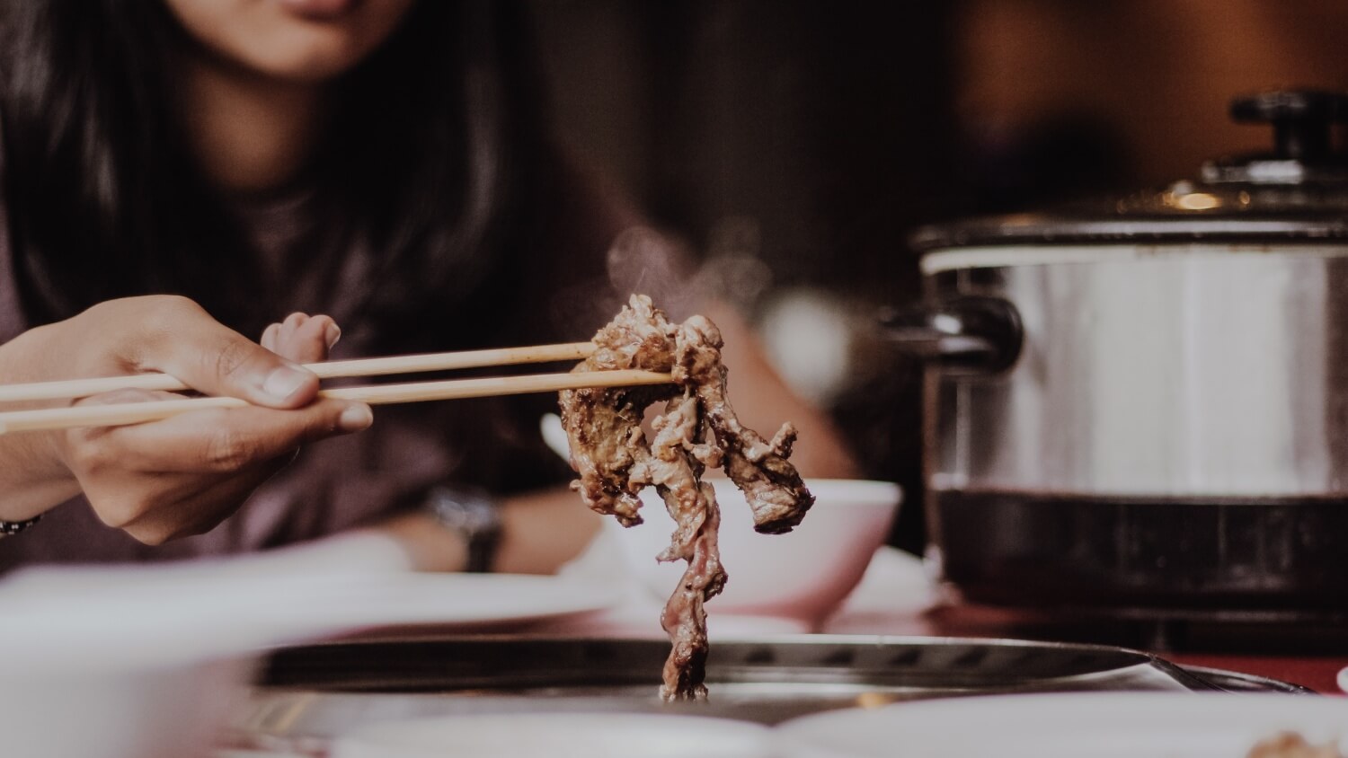 Too food. Аромат блюда. Мясо едят палочками. Едят палочками Эстетика. Дух еды.